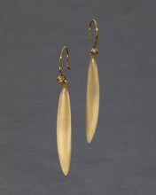 GOLD LUCITE SLIVER WIRE EARRING