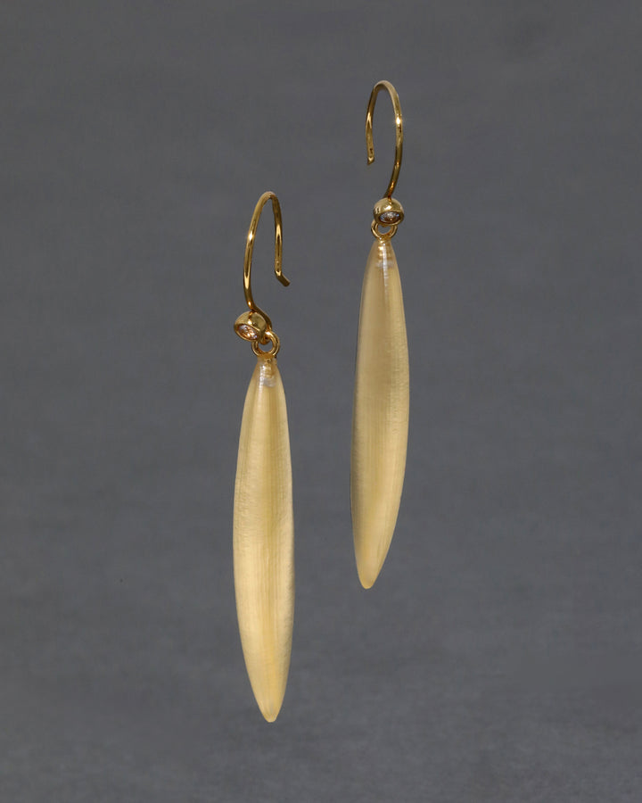 GOLD LUCITE SLIVER WIRE EARRING