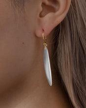 SILVER LUCITE SLIVER WIRE EARRING